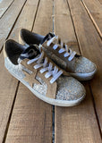Sneakers Artesanais em Prateado e Camurça